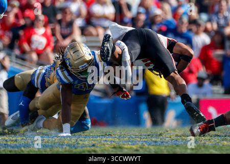 8 octobre 2022, Pasadena, États-Unis : Micah Bernard (2) est attaqué par Azizi Hearn (22), le dos défensif de l'UCLA, lors d'un match de football universitaire de la NCAA, samedi 8 octobre 2022, à Pasadena, Calif. (crédit image : © Ringo Chiu/ZUMA Press Wire) Banque D'Images
