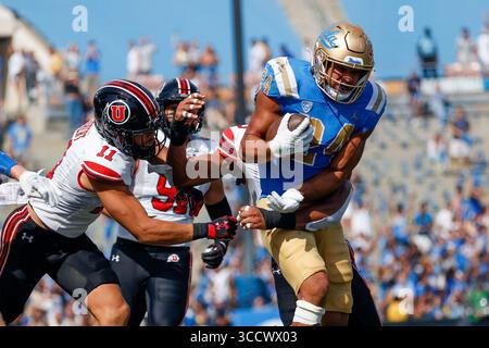 8 octobre 2022, Pasadena, États-Unis : UCLA Running Back Zach Charbonnet (24 ans) est attaqué par Utah Salfty R.J. Hubert (11 ans) lors d'un match de football universitaire NCAA samedi 8 octobre 2022, à Pasadena, Calif. (Crédit image : © Ringo Chiu/ZUMA Press Wire) Banque D'Images