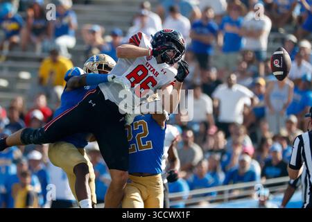8 octobre 2022, Pasadena, États-Unis : le collant de l'Utah Dalton Kincaid (86) ne parvient pas à attraper le ballon contre l'UCLA lors d'un match de football universitaire de la NCAA samedi 8 octobre 2022, à Pasadena, Calif. (Crédit image : © Ringo Chiu/ZUMA Press Wire) Banque D'Images