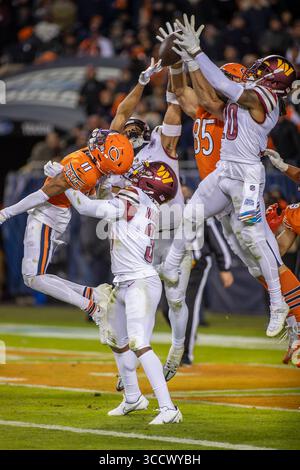 13 octobre 2022 : Chicago, Illinois, États-Unis - Chicago Bears #11 Darnell Mooney saute pour la passe Hail mary pendant le match entre les Washington Commanders et les Chicago Bears au Soldier Field à Chicago, il. Photographe : Mike Wulf (crédit image : © Mike Wulf/CSM via ZUMA Press Wire) Banque D'Images