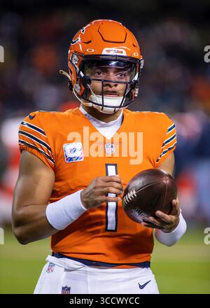 13 octobre 2022 : Chicago, Illinois, États-Unis - le quarterback #1 des Chicago Bears Justin Fields se réchauffe avant le match entre les Washington Commanders et les Chicago Bears au Soldier Field à Chicago, Illinois. Photographe : Mike Wulf (crédit image : © Mike Wulf/CSM via ZUMA Press Wire) Banque D'Images