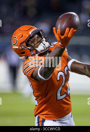13 octobre 2022 : Chicago, Illinois, États-Unis - Chicago Bears #22 Kindle Vildor attrape le ballon avant le match entre les Washington Commanders et les Chicago Bears au Soldier Field à Chicago, il. Photographe : Mike Wulf (crédit image : © Mike Wulf/CSM via ZUMA Press Wire) Banque D'Images