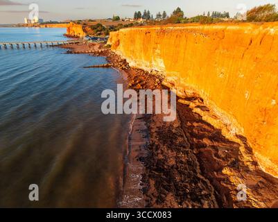 Vue aérienne le long d'une falaise abrupte avec des rochers et des algues sur la plage ci-dessous à Ardrossan sur la péninsule de Yorke en Australie méridionale. Banque D'Images