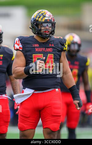 08 octobre 2022 : ami Finau (54), joueur de ligne défensive des Terrapins du Maryland, marche vers la ligne de scrimmage pendant le match de football de la NCAA entre les Terrapins du Maryland et les Purdue Boilermakers au stade SECU de College Park, MD. Reggie Hildred/CSM (crédit image : © Reggie Hildred/CSM via ZUMA Press Wire) Banque D'Images