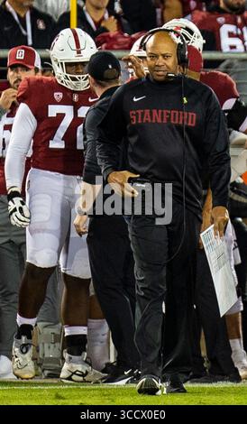 08 octobre 2022 Palo Alto, CA États-Unis L'entraîneur-chef de Stanford David Shaw sur le terrain lors du match de football de la NCAA entre les Oregon State Beavers et le Stanford Cardinal. Oregon State Beat Stanford 28-27at Stanford Stadium Palo Alto, CA Thurman James / CSM (crédit image : © Thurman James/CSM via ZUMA Press Wire) Banque D'Images