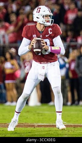 08 octobre 2022 Palo Alto, CA États-Unis le quarterback de Stanford Tanner McKee (18 ans) cherche la passe profonde pendant le match de football de la NCAA entre les Oregon State Beavers et le Cardinal de Stanford. Oregon State Beat Stanford 28-27at Stanford Stadium Palo Alto, CA Thurman James / CSM (crédit image : © Thurman James/CSM via ZUMA Press Wire) Banque D'Images