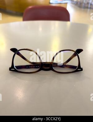 Paire de lunettes de coquille de tortue brune, lunettes, pour une personne à courte vue assise pliée sur une table de café Banque D'Images