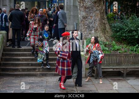 16 février 2023, Londres, Angleterre, Royaume-Uni : des invités arrivent à la cathédrale de Southwark à Londres pour assister au service commémoratif de Vivienne Westwood. (Crédit image : © Tayfun Salci/ZUMA Press Wire) Banque D'Images