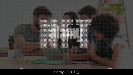 Collaborateurs se penchant sur un ordinateur portable dans une salle de réunion de bureau lumineuse, avec des notes adhésives lumineuses Banque D'Images