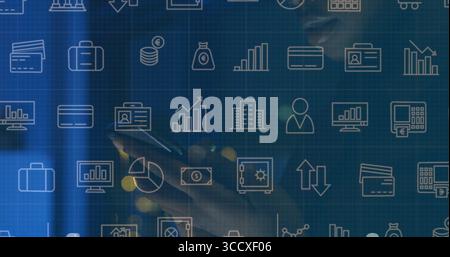 Mains de femme tapant l'écran du smartphone sur le tableau de bord de finance numérique, avec des icônes de finance de ligne Banque D'Images