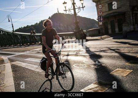 20 mai 2022 - Budapest, Hongrie - les gens marchent à travers le Szabadsag, ou pont de la liberté sur le Danube dans le centre de Budapest. (Crédit image : © David Balogh/Northfoto via ZUMA Press Wire) Banque D'Images