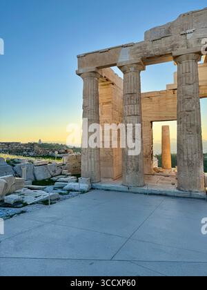 Coucher de soleil heure d'or à l'entrée du complexe de l'Acropole (Acrópole Propileia) à Athènes, Grèce, avec des touristes marchant dans les escaliers. Banque D'Images