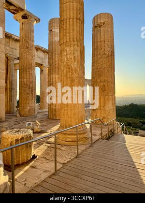 Coucher de soleil heure d'or à l'entrée du complexe de l'Acropole (Acrópole Propileia) à Athènes, Grèce, avec des touristes marchant dans les escaliers. Banque D'Images