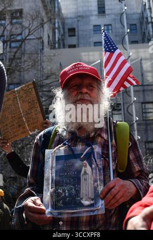 4 avril 2023, New York, New York, États-Unis : un partisan de Trump montre sa loyauté envers l’ancien président Trump qui se rallie au Collect Pond Park, près du palais de justice de Manhattan, New York City. L’ancien président Donald Trump a été inculpé de 34 accusations de crime dans l’affaire Hush Money, à New York mardi. (Crédit image : © Miguel Juarez Lugo/ZUMA Press Wire) Banque D'Images