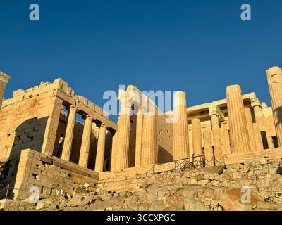 L'Acropole d'Athènes illuminée par le coucher du soleil de l'heure d'or, avec le Parthénon et d'autres ruines antiques clairement visibles. Banque D'Images