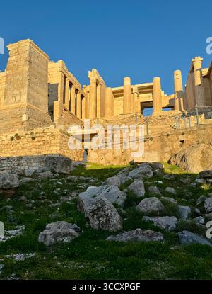 L'Acropole d'Athènes illuminée par le coucher du soleil de l'heure d'or, avec le Parthénon et d'autres ruines antiques clairement visibles. Banque D'Images