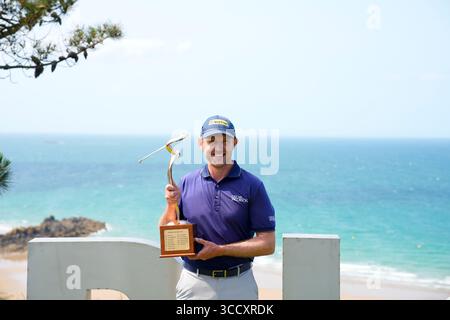 25 juin 2023, Pleneuf, France : STUART MANLEY pose avec le trophée après sa victoire de l'Open lors de la 4ème manche du Golf Blue Green de Pleneuf Val Andre le 25 juin 2023 à Pleneuf, France. (Crédit image : © Glenn Gervot/ZUMA Press Wire) Banque D'Images