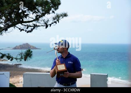 25 juin 2023, Pleneuf, France : STUART MANLEY embrasse le trophée après sa victoire de l'Open lors de la 4ème manche du Golf Blue Green de Pleneuf Val Andre le 25 juin 2023 à Pleneuf, France. (Crédit image : © Glenn Gervot/ZUMA Press Wire) Banque D'Images