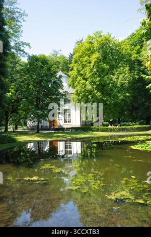 Innsbruck, Autriche. 1er août 2025. Vue panoramique sur le jardin d'Innsbruck court dans le centre-ville Banque D'Images