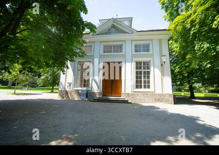 Innsbruck, Autriche. 1er août 2025. Vue panoramique sur le pavillon de musique dans le jardin d'Innsbruck court Banque D'Images