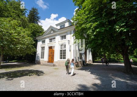 Innsbruck, Autriche. 1er août 2025. Vue panoramique sur le pavillon de musique dans le jardin d'Innsbruck court Banque D'Images