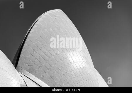 Sydney, Australie - 9 février 2023 : détail du toit de l'Opéra de Sydney en noir et blanc, Sydney, Australie. Ce bâtiment emblématique et unique a été ouvert en 19 Banque D'Images