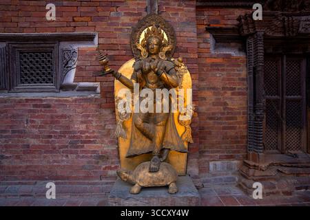 Vue rapprochée d'une divinité de femme bouddhiste tibétaine en statue d'or, symbolisant la protection et la destruction des mauvais esprits. Banque D'Images