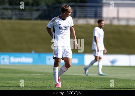 12 août 2023, VALDEBEBAS, MADRID, ESPAGNE : Nico Paz de RM Castilla regarde pendant le match amical de football joué entre le Real Madrid Castilla et le CD Fuenlabrada au stade Alfredo Di Stefano le 12 août 2023, à Valdebebas, Madrid, Espagne. (Crédit image : © Oscar J. Barroso/AFP7 via ZUMA Press Wire) Banque D'Images