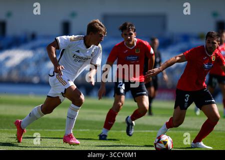 12 août 2023, VALDEBEBAS, MADRID, ESPAGNE : Nico Paz de RM Castilla en action lors du match amical joué entre le Real Madrid Castilla et le CD Fuenlabrada au stade Alfredo Di Stefano le 12 août 2023, à Valdebebas, Madrid, Espagne. (Crédit image : © Oscar J. Barroso/AFP7 via ZUMA Press Wire) Banque D'Images