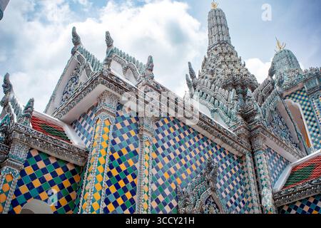 Vue sur l'un des palais décorés de tuiles colorées dans le complexe du Grand Palais à Bangkok, Thaïlande Banque D'Images