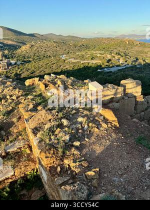 Les couleurs de l'heure d'or sur le site archéologique de Sounion, avec le temple de Poséidon surplombant la mer Égée. Banque D'Images