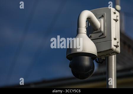 Système de surveillance de la ville, caméras dans un parc public, appareils enregistrant les personnes dans un parc dans une rue du centre-ville Banque D'Images