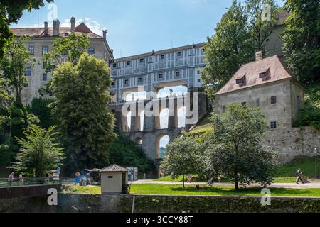 Pont de Cloak et château de Cesky Krumlov, République tchèque Banque D'Images
