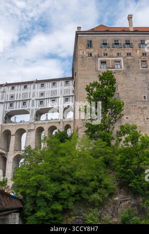 Vue sur le pont de Cloak et le château de Cesky Krumlov, République tchèque Banque D'Images