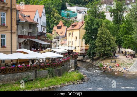 Restaurants et maisons au bord de la rivière à Cesky Krumlov, République tchèque Banque D'Images
