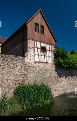France : L'horizon de conte de fées de Riquewihr, célèbre ville médiévale d'Alsace connue pour ses maisons à colombages pittoresques et son atmosphère charmante Banque D'Images