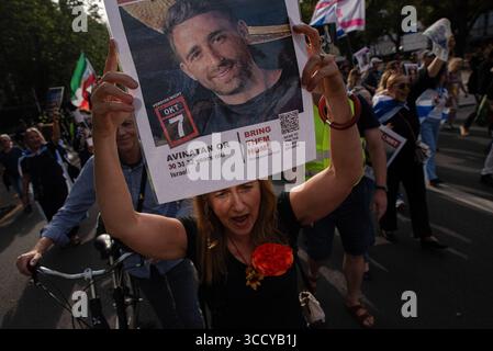 Berlin, Allemagne. 07 août 2025. Une femme tient une pancarte exprimant son point de vue pendant la manifestation Bring Them Home Now. Le 7 août 2025, des dizaines de manifestants se sont rassemblés à la porte de Brandebourg pour exiger la libération immédiate des otages israéliens détenus par le Hamas dans la bande de Gaza. La manifestation pacifique s'est transformée en marche avec des chants de "ramenez-les à la maison maintenant". Crédit : SOPA images Limited/Alamy Live News Banque D'Images