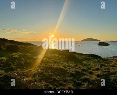 La lumière de l'heure d'or baigne le site archéologique de Sounion, en Grèce, y compris les sentiers et les ruines près du temple de Poséidon. Banque D'Images