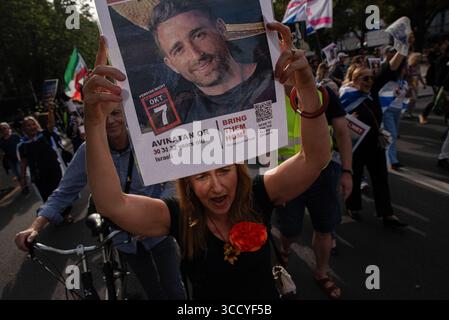 Berlin, Allemagne. 07 août 2025. Une femme tient une pancarte exprimant son point de vue pendant la manifestation Bring Them Home Now. Le 7 août 2025, des dizaines de manifestants se sont rassemblés à la porte de Brandebourg pour exiger la libération immédiate des otages israéliens détenus par le Hamas dans la bande de Gaza. La manifestation pacifique s'est transformée en marche avec des chants de "ramenez-les à la maison maintenant". (Photo de Agnieszka Pazdykiewicz/SOPA images/SIPA USA) crédit : Sipa USA/Alamy Live News Banque D'Images