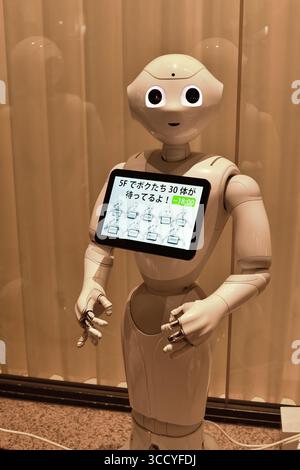 Pepper robot à l'entrée d'un café restaurant à Shibuya, Tokyo, Japon Banque D'Images