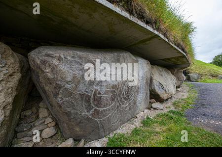 Bordure sculptée d'art mégalithique à Knowth une tombe de passage néolithique et un monument antique à Brú na Bóinne site du patrimoine mondial, Stalleen, comte Banque D'Images