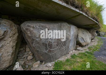 Bordure sculptée d'art mégalithique à Knowth une tombe de passage néolithique et un monument antique à Brú na Bóinne site du patrimoine mondial, Stalleen, comte Banque D'Images
