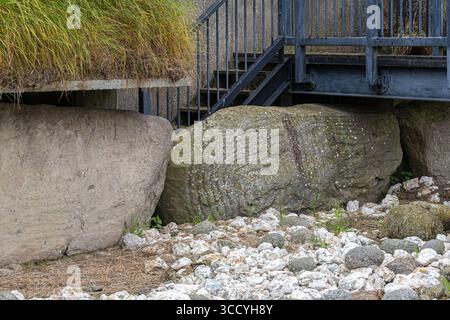 Bordure sculptée d'art mégalithique à Knowth une tombe de passage néolithique et un monument antique à Brú na Bóinne site du patrimoine mondial, Stalleen, comte Banque D'Images
