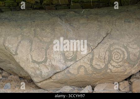 Bordure sculptée d'art mégalithique à Knowth une tombe de passage néolithique et un monument antique à Brú na Bóinne site du patrimoine mondial, Stalleen, comte Banque D'Images