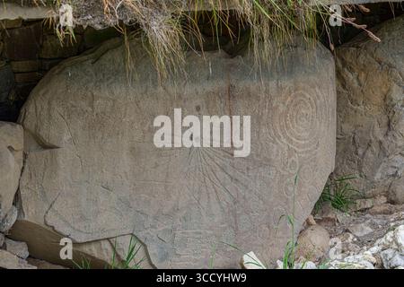 Bordure sculptée d'art mégalithique à Knowth une tombe de passage néolithique et un monument antique à Brú na Bóinne site du patrimoine mondial, Stalleen, comte Banque D'Images