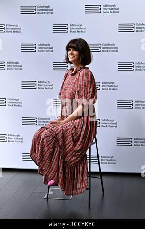 Édimbourg, Écosse, Royaume-Uni. 12 août 2025. Festival international du livre d'Édimbourg : présentatrice de télévision écossaise et scénariste Dawn O'porter à l'appel photo officiel. Crédit : Craig Brown/Alamy Live News Banque D'Images