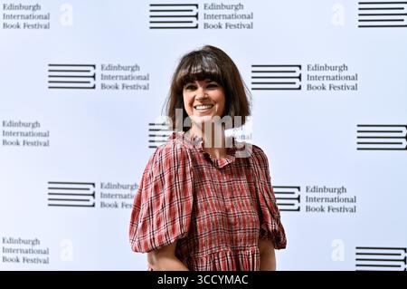 Édimbourg, Écosse, Royaume-Uni. 12 août 2025. Festival international du livre d'Édimbourg : présentatrice de télévision écossaise et scénariste Dawn O'porter à l'appel photo officiel. Crédit : Craig Brown/Alamy Live News Banque D'Images