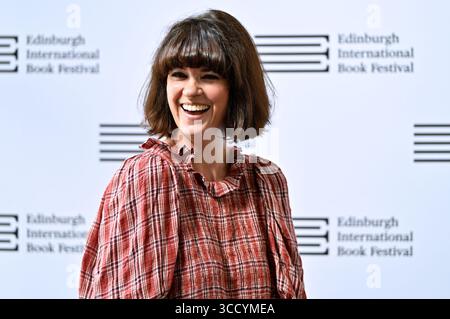 Édimbourg, Écosse, Royaume-Uni. 12 août 2025. Festival international du livre d'Édimbourg : présentatrice de télévision écossaise et scénariste Dawn O'porter à l'appel photo officiel. Crédit : Craig Brown/Alamy Live News Banque D'Images