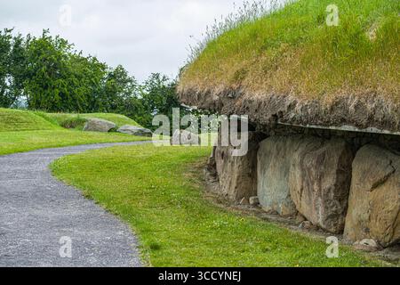 Sentier de randonnée en gravier sur le site 1 de Knowth une tombe de passage néolithique et un monument antique sur le site du patrimoine mondial de Brú na Bóinne, Stalleen, comté de Meath, I Banque D'Images