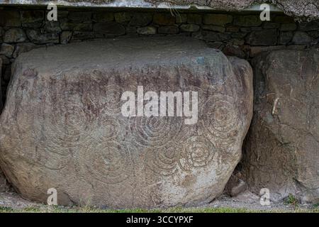 Bordures sculptées d'art mégalithique sur le site 1 de Knowth une tombe de passage néolithique et un monument antique sur le site du patrimoine mondial de Brú na Bóinne, Stalleen Banque D'Images